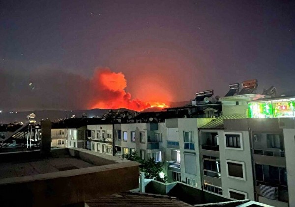 Bir yangın da Ödemiş'te: 3 mahalle tahliye edildi